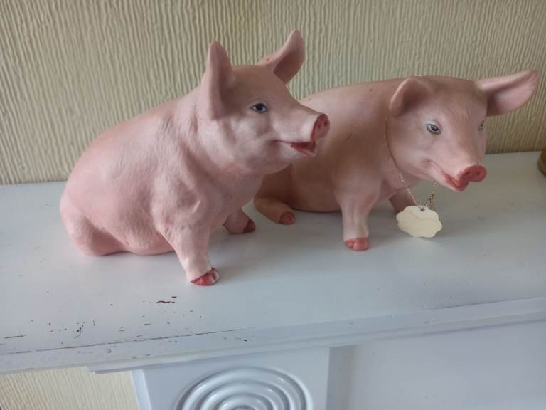 Alfretto pig figurines 