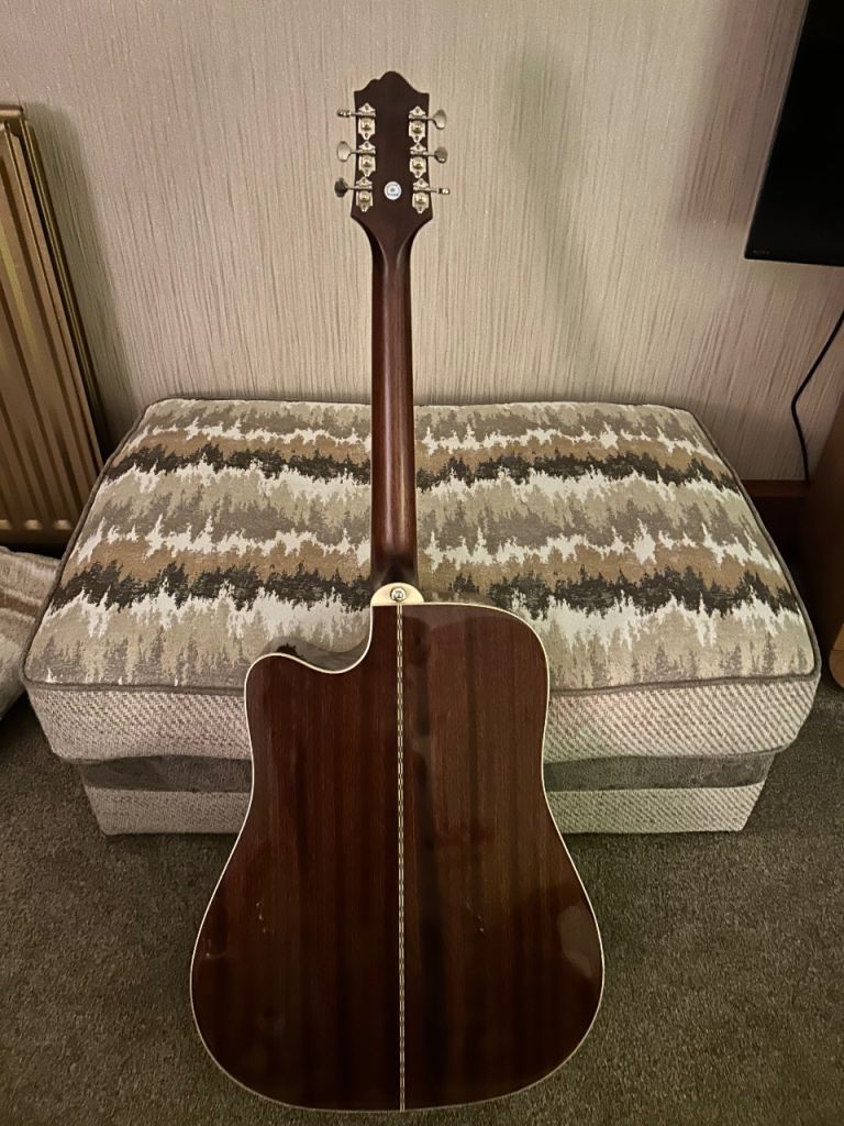 Lovely Acousto-electric guitar with Hardcase