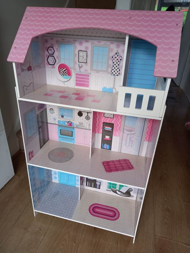 Doll's house and kitchen 