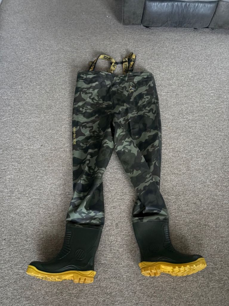 Vaas size 43/9 waders camo