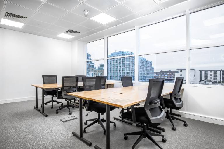 Kensington - W14 8TS \ Office with 4 Desks for Rent