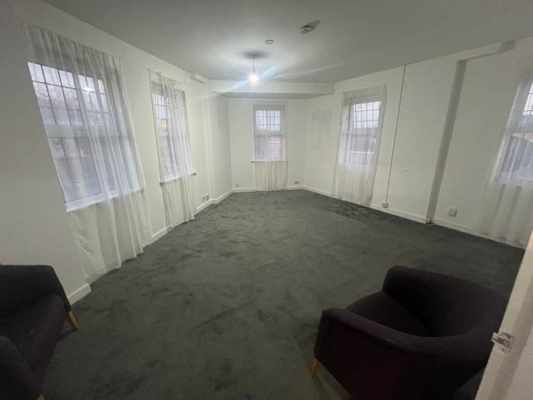 Three Large Bedroom Flat Above a Shop is Available to rent in B18 Area, Birmingham