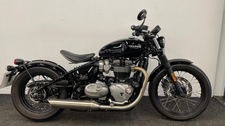 TRIUMPH BONNEVILLE BOBBER ** LOW MILEAGE - CRASH PROTECTORS - BAR END MIRRORS **