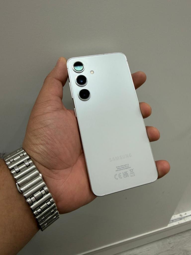 Samsung Galaxy S24 in White – As Good As New