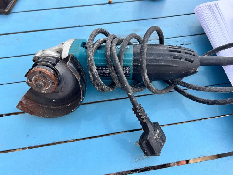 Makita Angle Grinder – Fair Condition, Fully Working