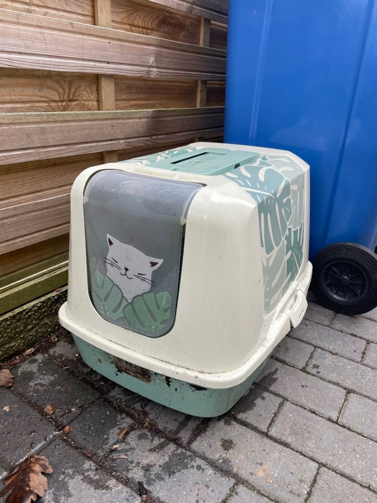 Hooded litter tray- collection only