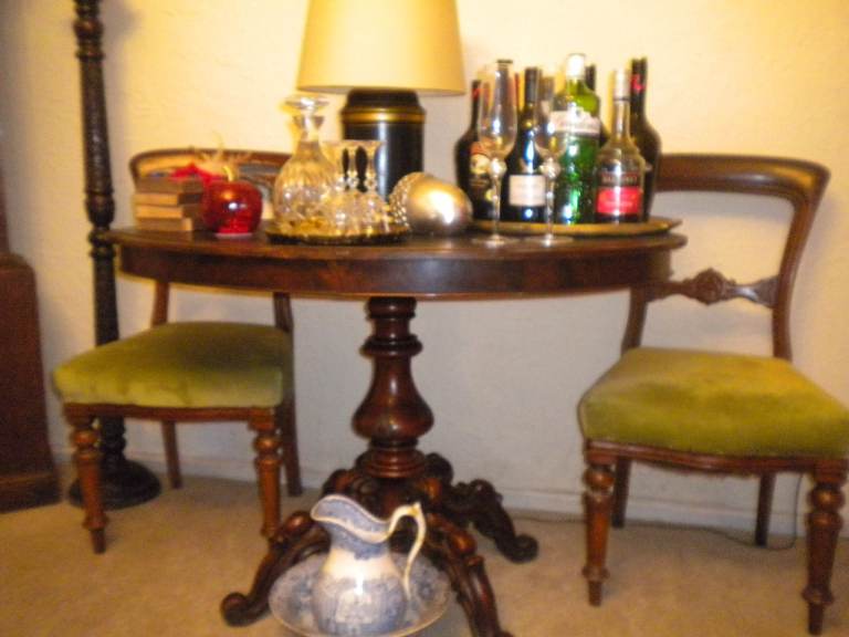 LOVELY ANTIQUE OVAL SMALL DINING TABLE & 2 CHAIRS