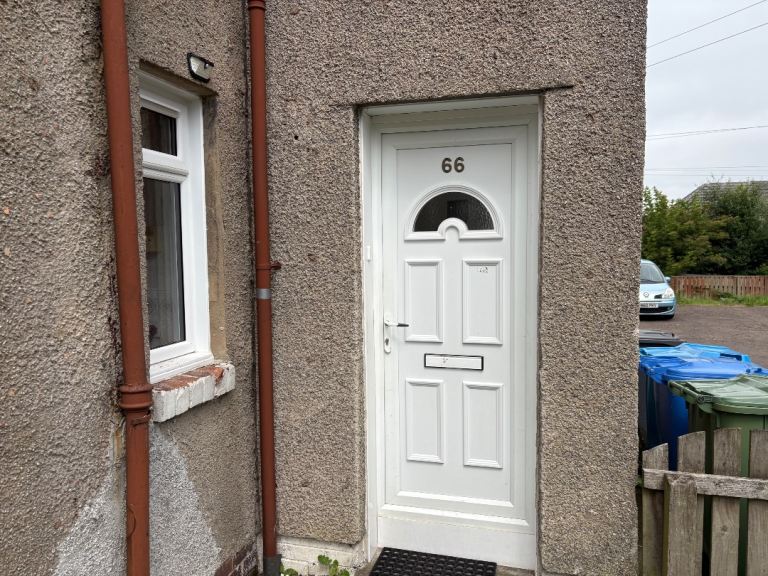 Flat to let 