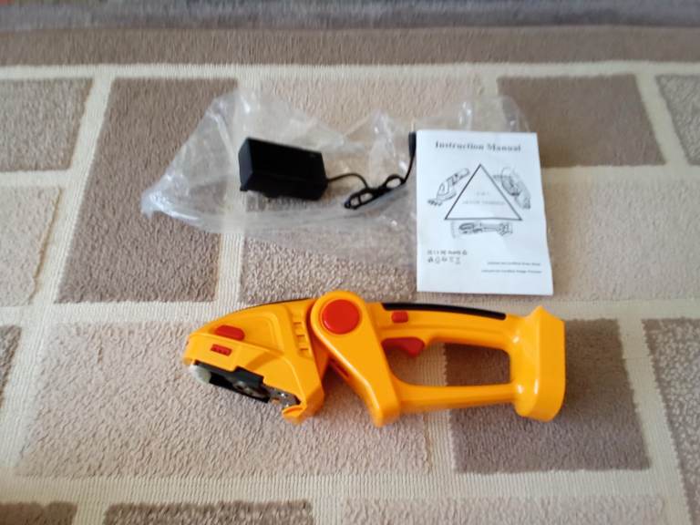 Battery 24 volt hedge trimmer hand held comes with two 24 batterys and charger 