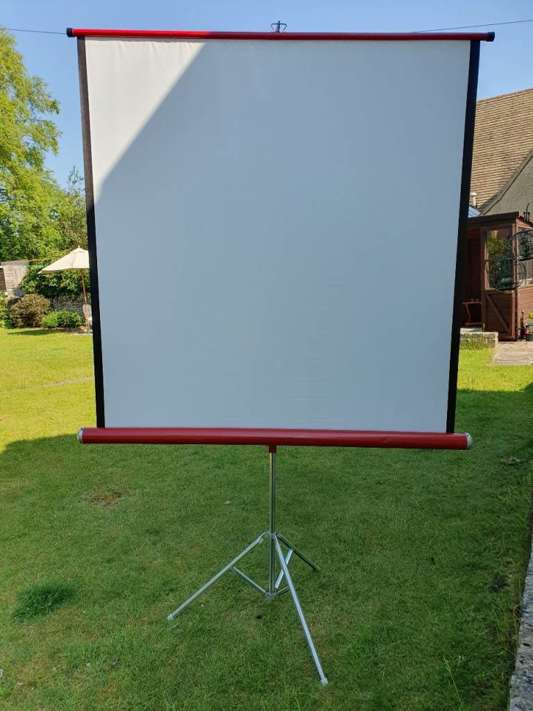 Portable expandable projector screen on tripod