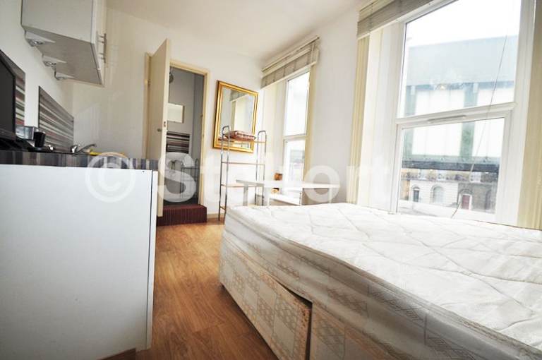 Studio flat in Commercial Road, London, E14
