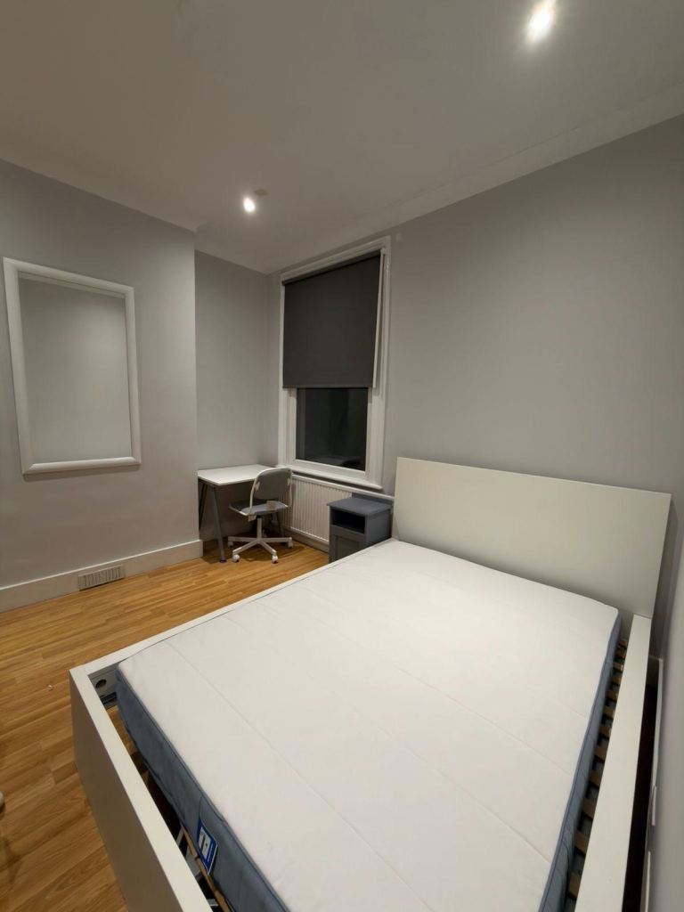 Room with double bed for 1 person, in shared Fulham flat