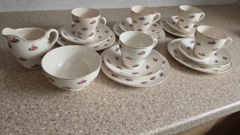 Lovely Bristol Tea Set – Rose Pattern, Gold Trim