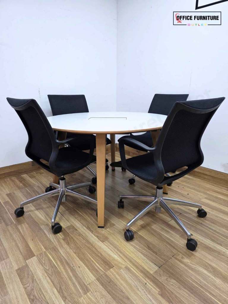 Steelcase Round Meeting Table with 4 Boss Design Kara Swivel Armchairs