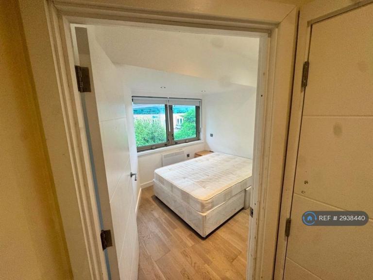 1 bedroom flat in Cleeve Road, Sutton, KT22 (1 bed) (#2938440)