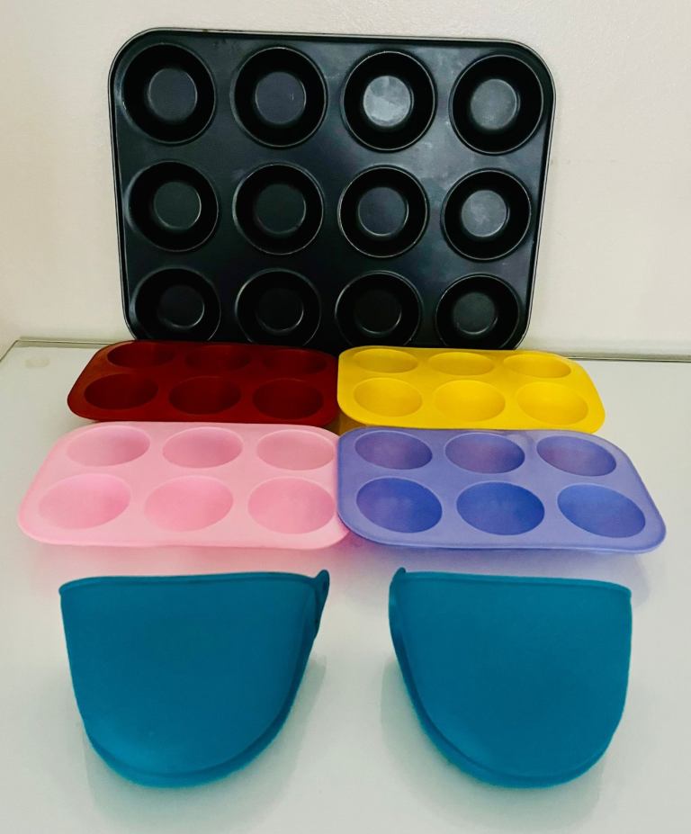 5x Baking/Moulding Trays and Silicone Oven Mitts.