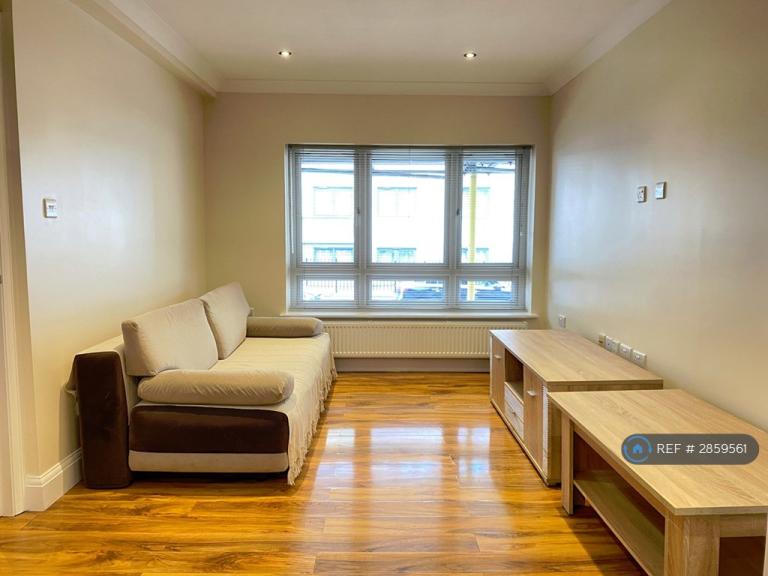 2 bedroom flat in Stoke Gardens, Slough, SL1 (2 bed) (#2859561)