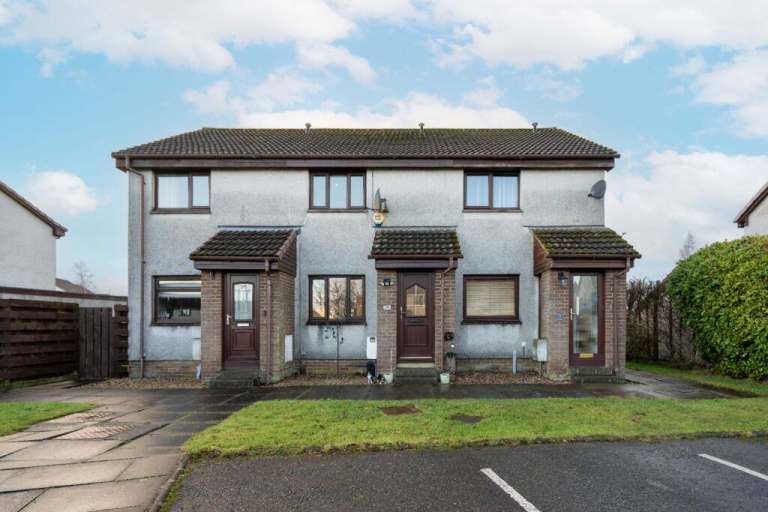 Beautiful Mid Terraced 2 Bedroom House - Bankton Murieston