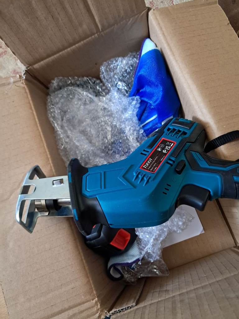 Reciprocating saw cordless with battery REDUCED and blades