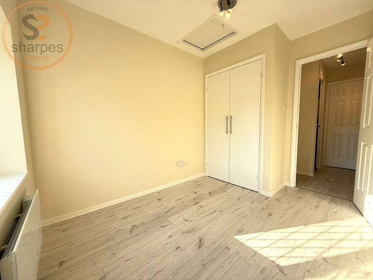 1 bedroom flat in Heathfield Drive, Mitcham, Surrey