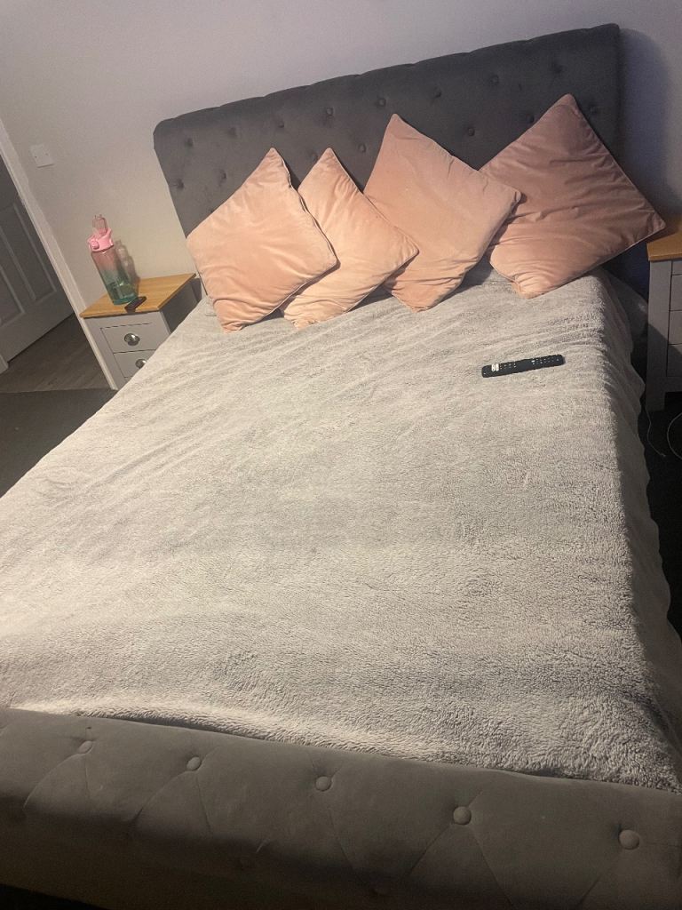 Kingsize bed with gas lift and mattress