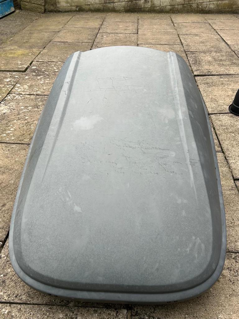 Roof box for car with brackets
