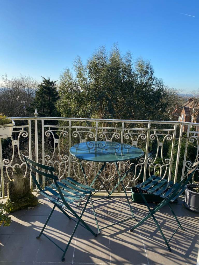 Bistro table & 4 chairs / chaise longue