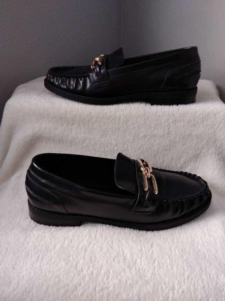 ASOS Design Black Leather Loafers with Gold Chain Detail – Size 6