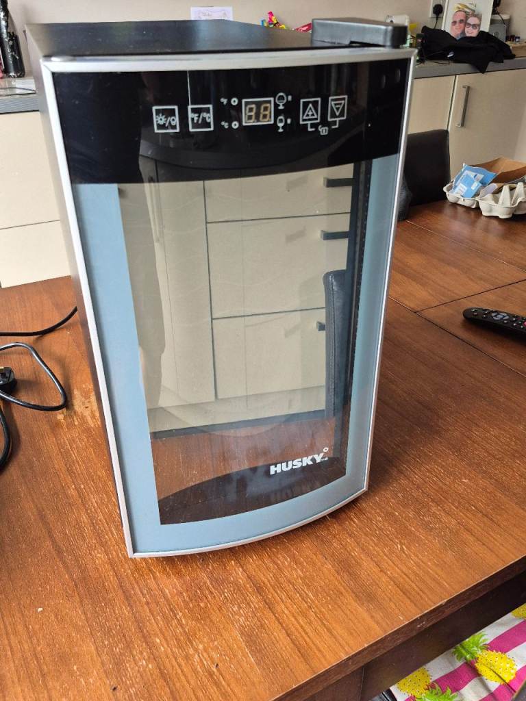 Husky Hus-HN11 mini wine fridge