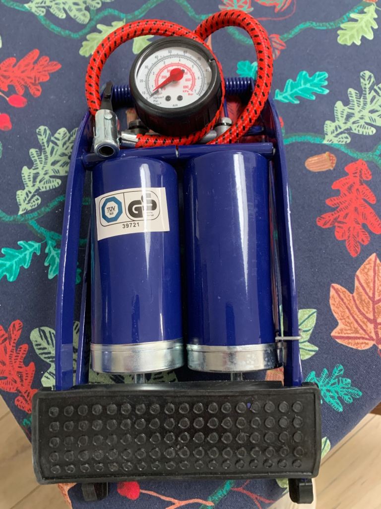 Twin barrel foot pump 