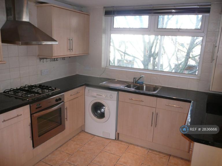 3 bedroom flat in Hind Grove, London, E14 (3 bed) (#2836666)