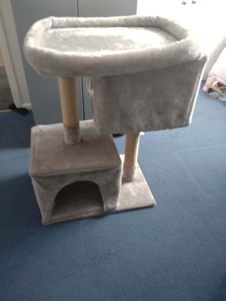 Lovely cats house to play in  ideal for kittens or small cat pick up only 