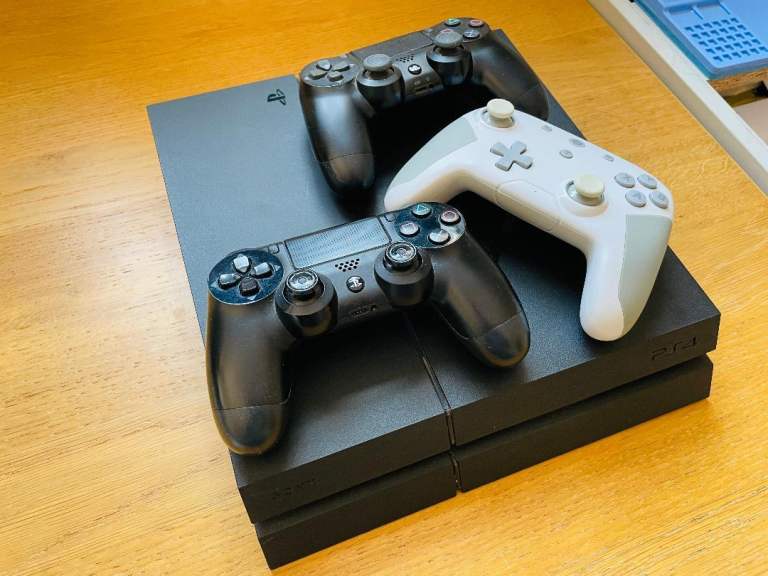 Ps4 + 2 Controllers + 1 free controller