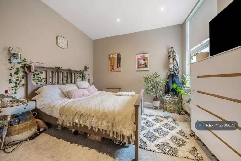 3 bedroom flat in Tooting, Tooting, SW17 (3 bed) (#2789876)