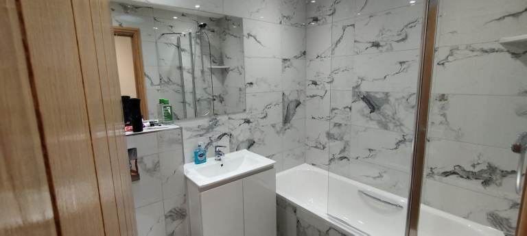 BIRTLEY HOUSE SHARE - 1 LARGE BEDROOM.  NO FEES, BONDS OR DEPOSITS.  Ideal for professionals