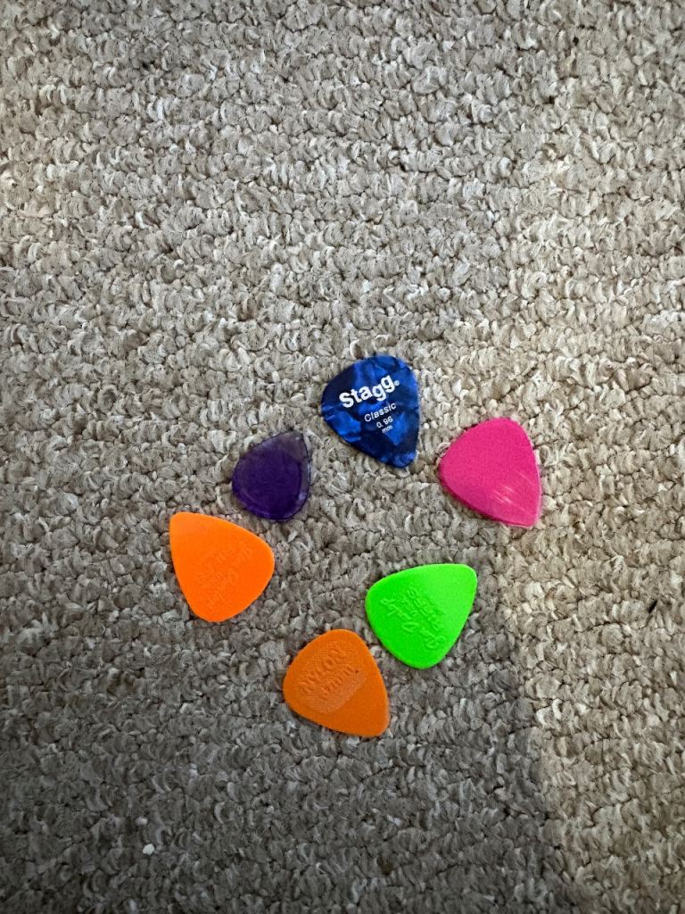 Electric guitar, small amp and accessories