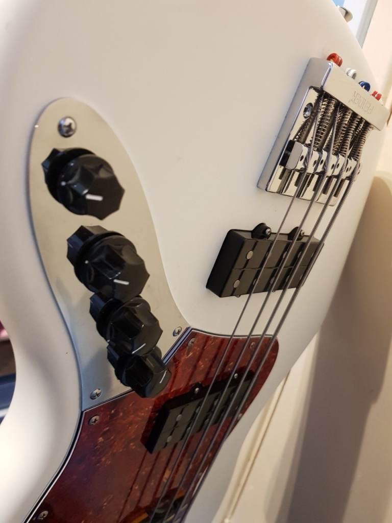 White Bass Guitar with Red Pickguard – Good Condition | in Moortown ...