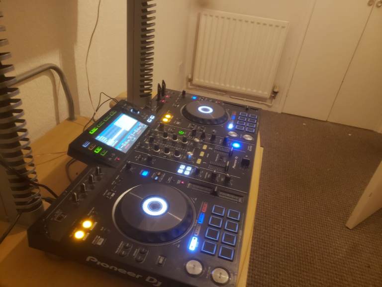 Pioneer XDJ RX2/ Pioneer DM40 Monitors 