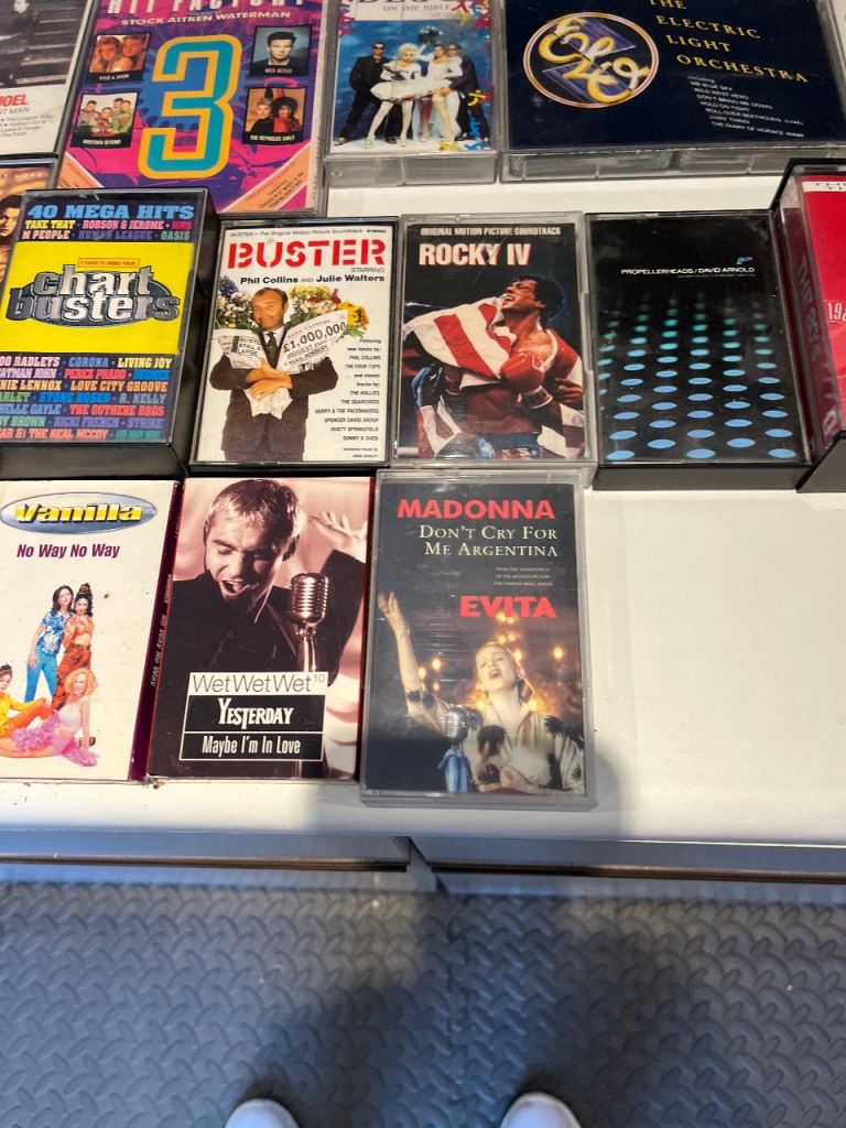 Various music cassettes 