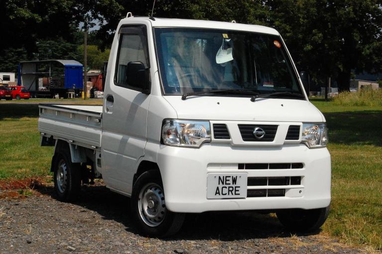 NISSAN CLIPPER NT100 White Manual Petrol 2013