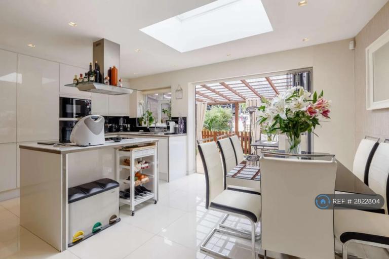 1 bedroom in Springvale Avenue, Brentford, TW8 (#2822804)