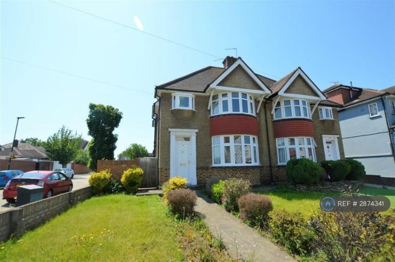 3 bedroom house in Heath Road, Hounslow, TW3 (3 bed) (#2874341)