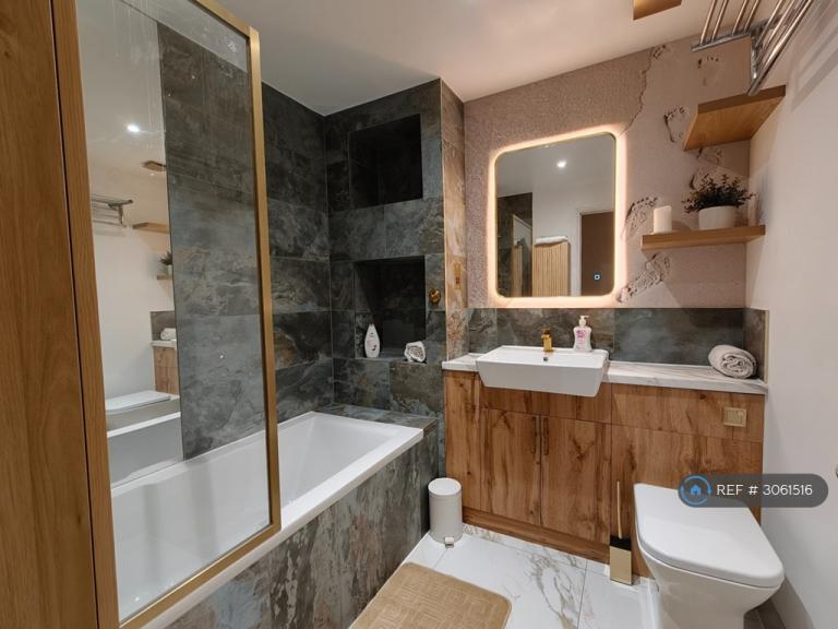 2 bedroom flat in Cornell Building, London, E1 (2 bed) (#3061516)