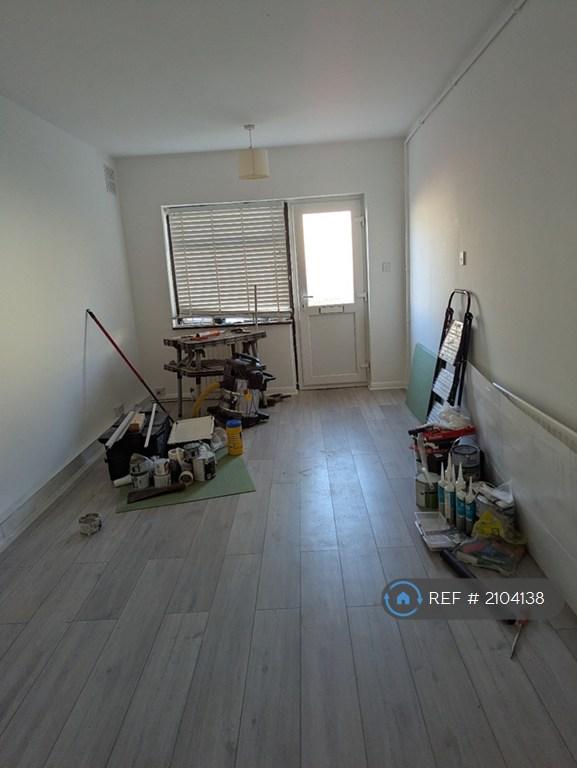 1 bedroom flat in Sutton Dene, Hounslow, TW3 (1 bed) (#2104138)