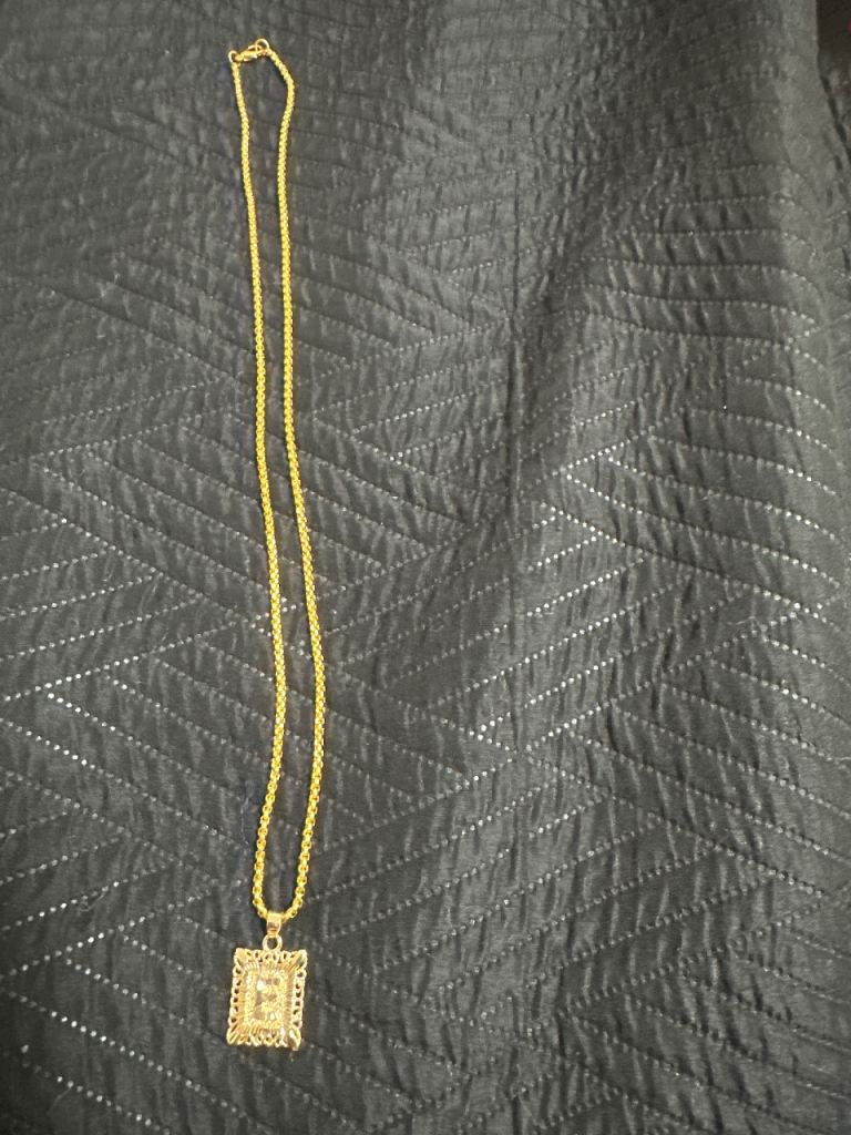 Gold Tone Necklace with Initial 'F' Pendant – Good Condition
