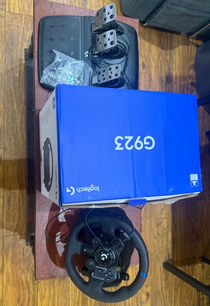 Bargain Logitech G923 ps5 barely used BOXED