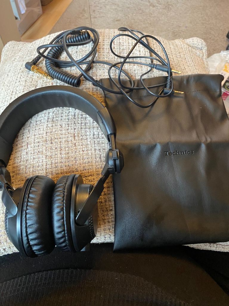 Over ear Professional DJ Technics wired headphones like new