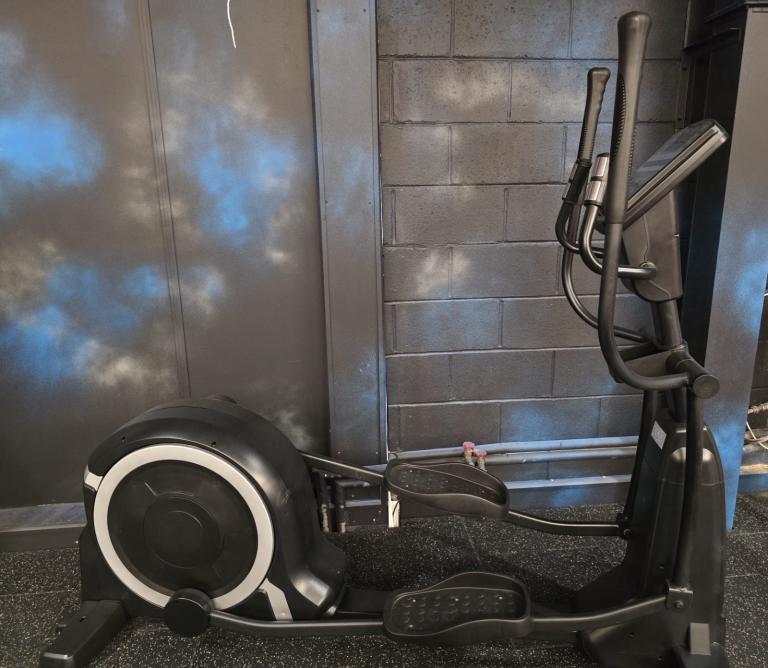 £2000 CROSS TRAINER