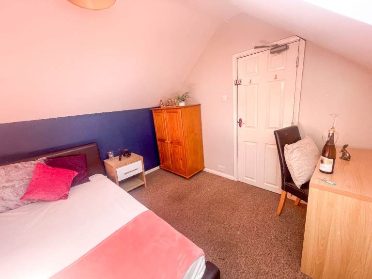 Double Room + Large Lounge/Kitchen + Garden in Aylesbury