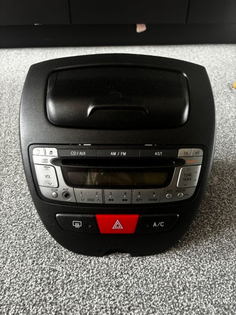 Genuine Toyota Aygo Radio CD Player with TomTom Sat Nav Mount (2005–2014)